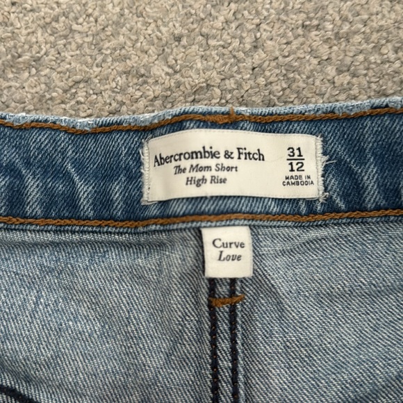 Abercrombie and Fitch High-Rise Mom Shorts, Curve Love, Medium Wash - Picture 4 of 4